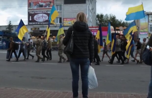 Тернополянки закатали для военных Донбасса сотни банок с "мамиными" огурчиками: "Героям нужны силы"