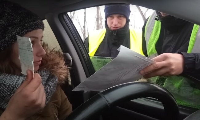 Зупинка водія. Фото: скріншот youtube