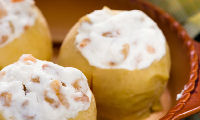 Яблоки, фаршированные творогом и изюмом: низкокалорийный рецепт