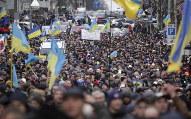 В лучших традициях Кремля: власти Киева согнали бюджетников праздновать безвиз
