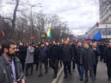 Митингующие вручили власти "черную метку"