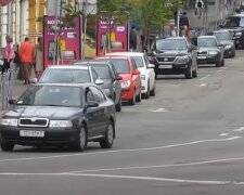 В центре Киева вандалы с кирпичами атаковали элитные машины - десяток "малышек" вдребезги