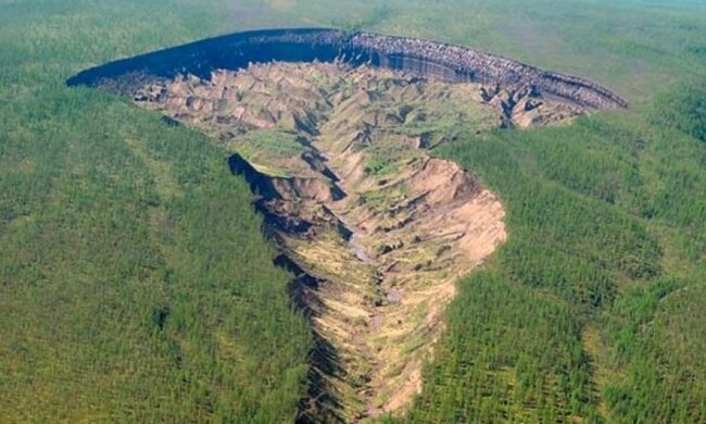 Вчені повідомили про зростання гігантської ями у Сибірі