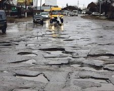 Украинцев попросили жаловаться на ремонт дороги в дождь