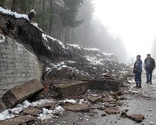 Дорогу на Закарпатті засипали бетонні блоки (фото)