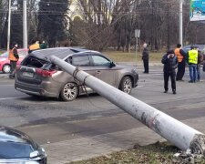 У Львові електроопори рухнули на дорогу, фото:Facebook