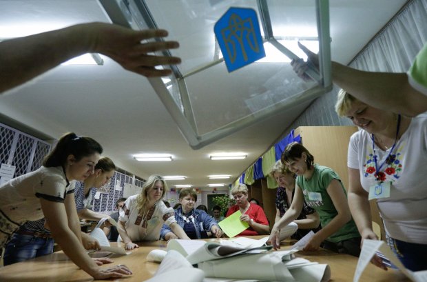 Двойник Юлии Тимошенко идет в президенты: ЦИК удивила списком
