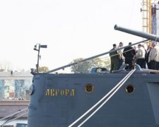 "Аврору" вновь направили на Зимний: что творилось в Питере