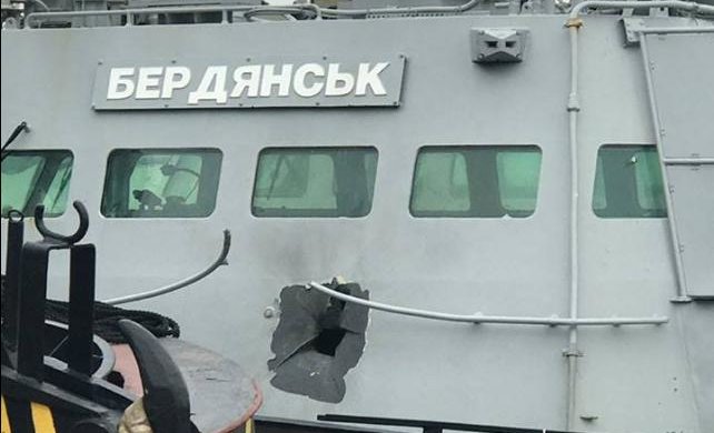 Скотские условия класса "карантин": у плененных украинских моряков отобрали самое ценное