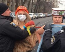 Активистка Femen пробралась в суд к Порошенко