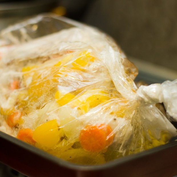 Курица в рукаве с овощами: быстрый рецепт, который дополнит любой стол