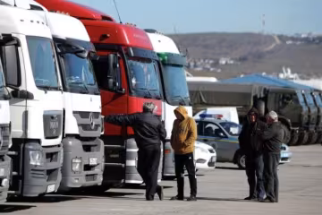 На крымской границе стоят более 70 грузовиков