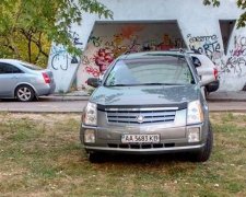 Козлик на травке: наглый водитель оставил Cadillac на газоне