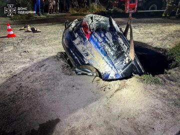 Автомобіль провалився під землю на вулиці Петра Болбочана в Одесі