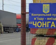 Міліція розвертає вантажівки, що прямують до Криму (відео)