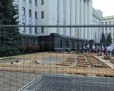 Під офісом Зеленського з'явиться ковзанка - у розпал протестів і пандемії