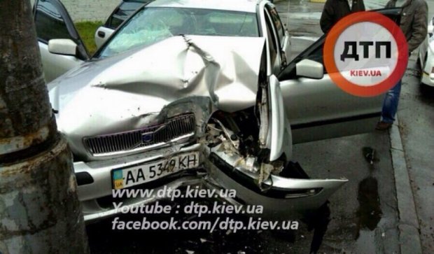 У Києві жахлива ДТП: водій загинув на місці 