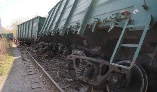 Не выдержал: в России под поездом рухнул мост