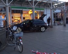 Озброєний чоловік влетів у натовп пішоходів посеред німецького містечка