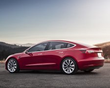 Apple переманила лучшего дизайнера Tesla