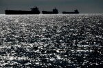 Нефтяной танкер теневого флота РФ в море