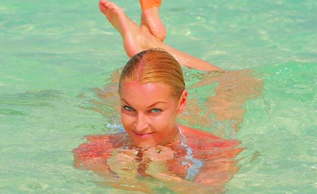 Волочкова осквернила мальдивский песок фирменным шпагатом: "Я вам скучать не дам"