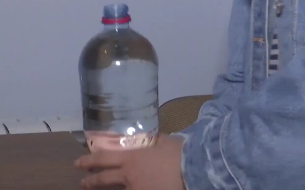 Вода у пляшці. Фото: скрін youtube