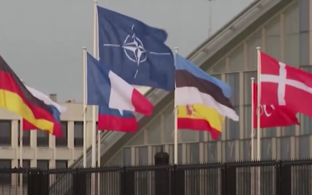 Флаг НАТО и стран членов Альянса. Фото: скрин youtube
