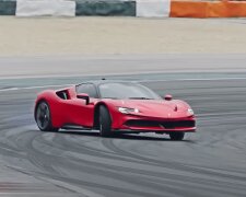 Ferrari SF90 Stradale, скріншот: Youtube