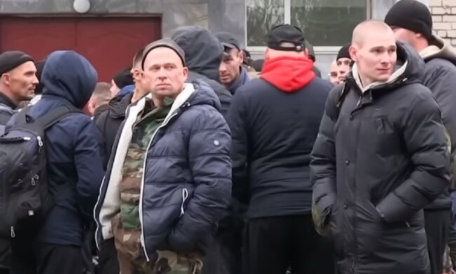 Очередь в войскомат. Фото: Youtube