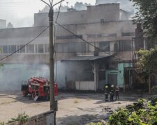 У Дніпрі пекельне полум'я взяло в полон школу, дітей врятували канікули: перші подробиці і кадри з вогню