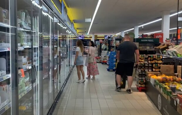 Одессит портит продукты в европейском супермаркете. Фото Telegram