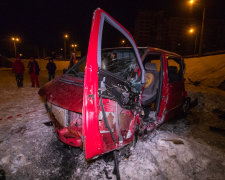 В Киеве микроавтобус снес отбойник и сорвался с высоты: кадры жуткой аварии