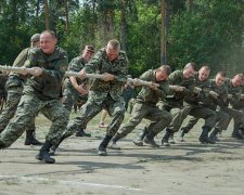 Курсанты Нацгвардии соревновались в военно-спортивной эстафете (фото)