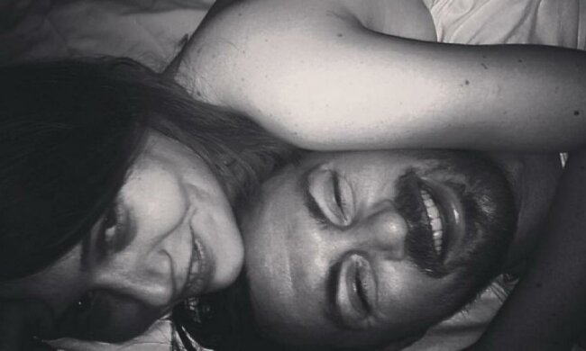 Мілевський з голою дівчиною у ліжку (фото)