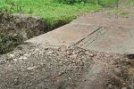 На Прикарпатті жителі села своїми силами ремонтують міст, кадр з репортажу Суспільне: YouTube
