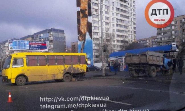 У Києві ЗІЛ протаранив маршрутку і влетів у зупинку