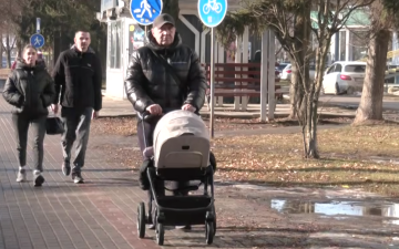 Допомога на дитину. Фото: скрін youtube