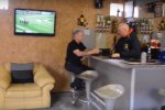 Британець переробив гараж в паб заради хворого батька (відео)