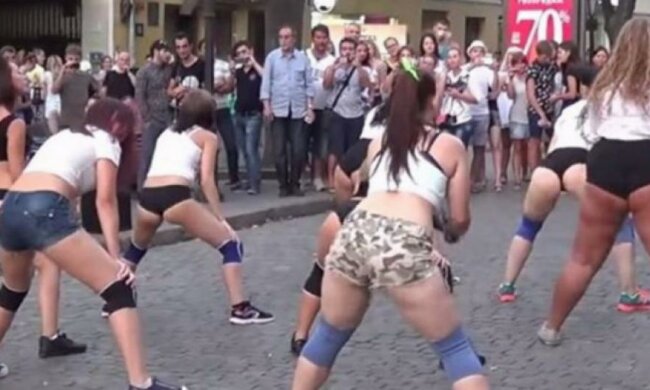 Гарячі одеситки станцювали запальний тверк на вулиці (відео)