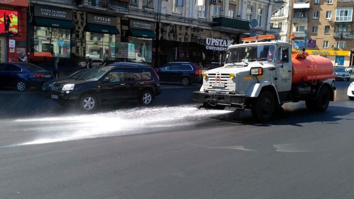 В Киеве в усиленном режиме поливают дороги: известна причина - ЗНАЙ ЮА