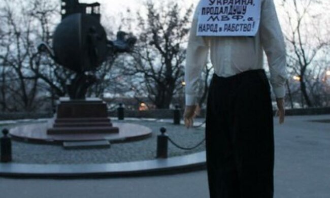 В Одесі повісили опудало Яценюка