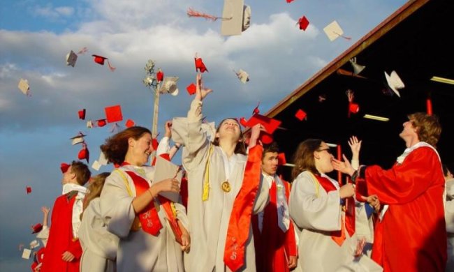 Бал тщеславия: сколько готовы заплатить родители, чтобы их детей "выпустили"