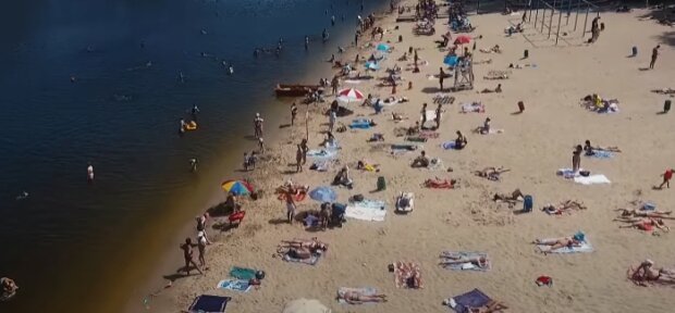 У Києві пара безробітних займалися любов'ю на пляжі і викладали в інтернет: що загрожує любителям "гострих" відчуттів