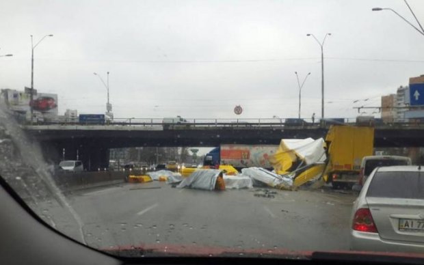 Вантажівка розчавила авто в Києві: фото
