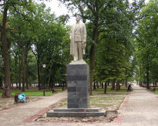 Слідом за Жуковим: у Харкові під кийками вандалів "втомився" іще один пам'ятник