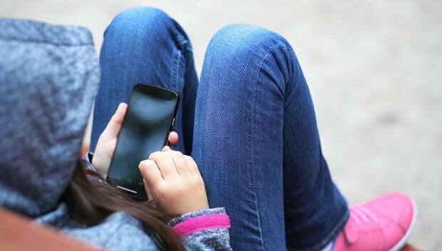 В Запорожье iPhone едва не убил ребенка: видео не для слабонервных