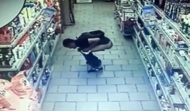 Росіянин переплутав супермаркет з туалетом (відео)