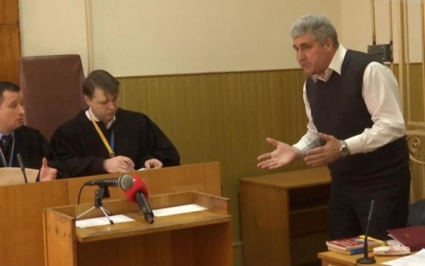 В украинского судью вселился дьявол, и он пытался убить себя... ручкой: видео 18+