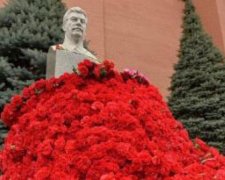 На смерть тирана: як москвичі бюст Сталіна у квітах втопили